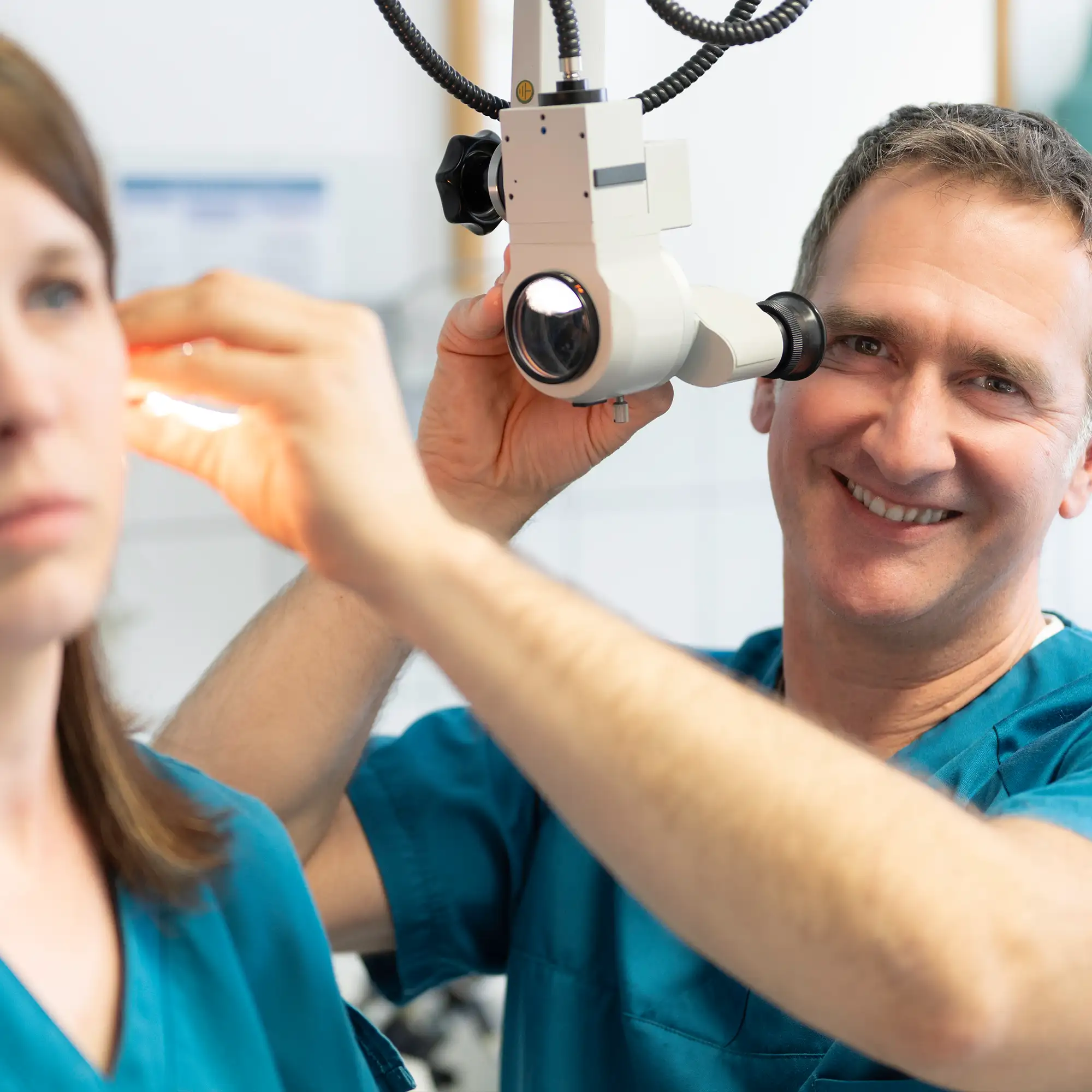 Hausarzt in Fischbach macht eine Untersuchung