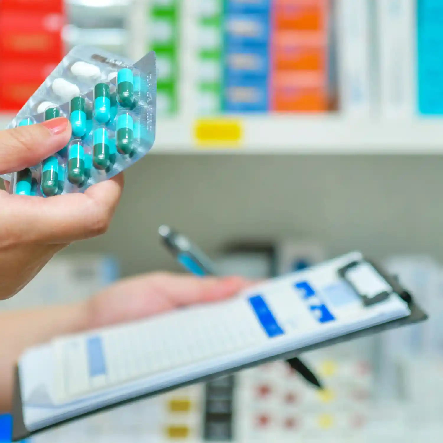 Hausapotheke: Person hält Medikamente und eine Liste