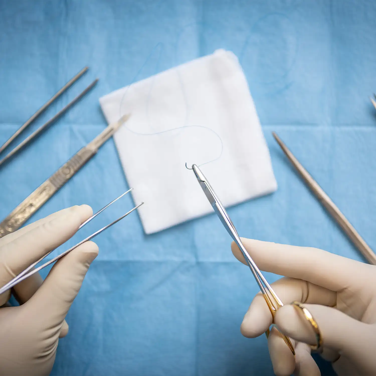 Instrumente für Chirurgie in der Hausarztpraxis Fischbach