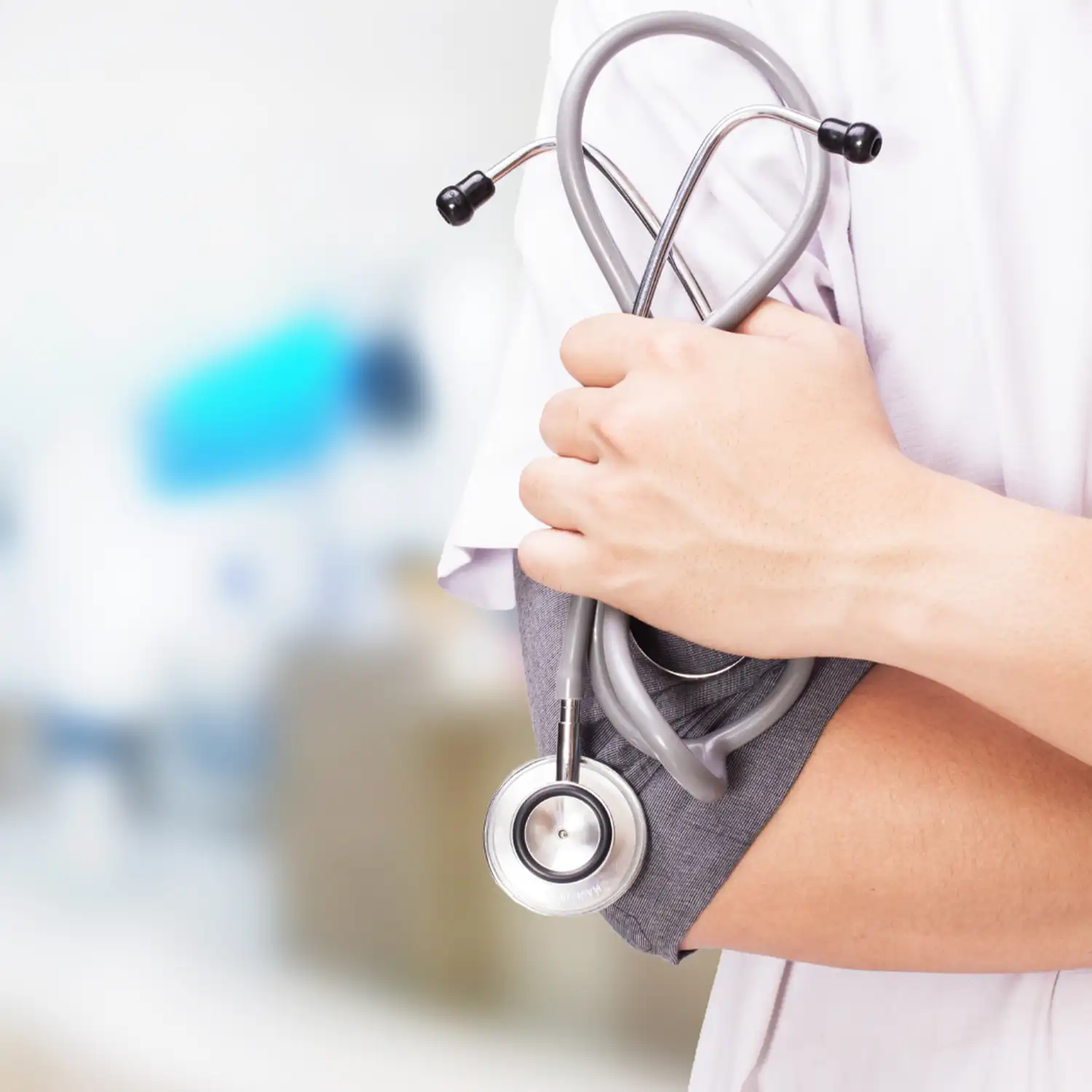 Person hält Stetoskop in der Hand.